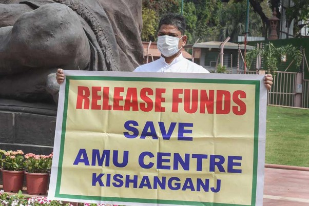 नई दिल्ली में बजट सत्र के दौरान संसद परिसर में महात्मा गांधी मूर्ति के सामने धरना देते कांग्रेस सांसद मोहम्मद जावेद