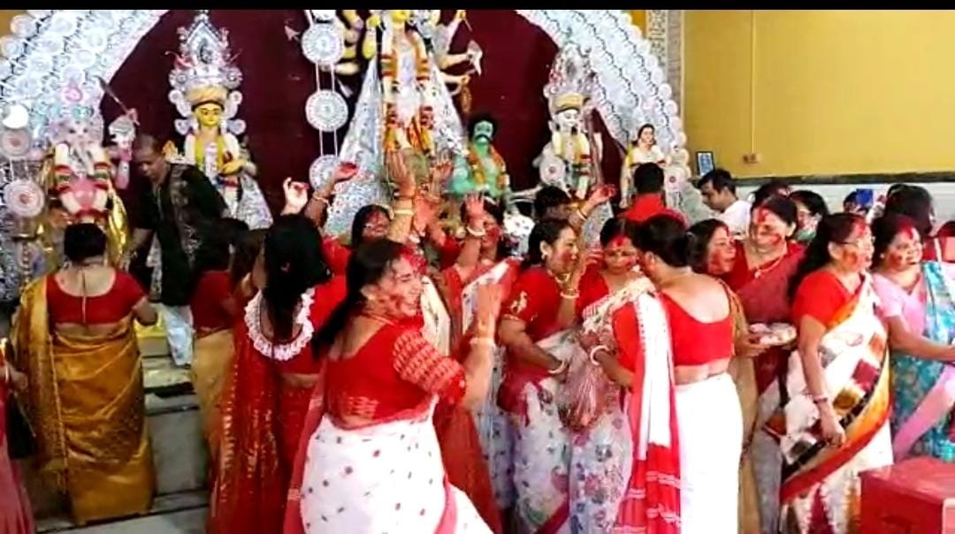 बीरभूम जिले में घट विसर्जन के बाद सिंदूर खेला उत्सव मनाती 