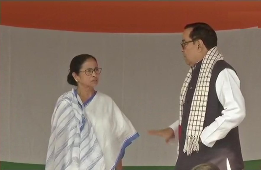 पश्चिम बंगाल की मुख्यमंत्री ममता बनर्जी धरने पर, सपा नेता किरणमय नंदा समर्थन करने पहुंचे