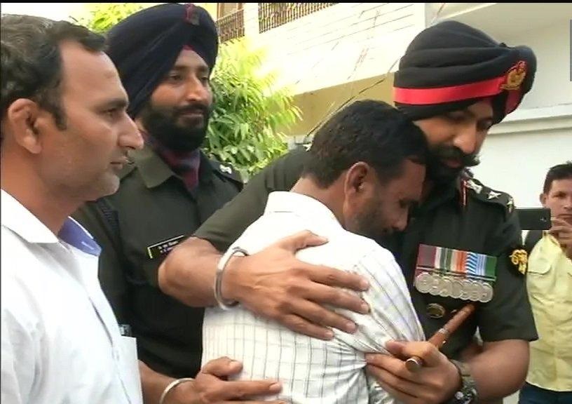 मेरठ में मातम: जम्मू-कश्मीर के अनंतनाग में आतंकवादियों के साथ मुठभेड़ में शहीद मेजर केतन शर्मा के परिजन