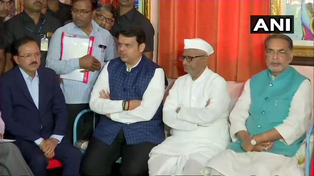 7 दिन से अनशन पर बैठे अन्ना हजारे से मिलने पहुंचे केंद्रीय कृषि मंत्री राधा मोहन सिंह, सीएम फडणवीस और रक्षा राज्यमंत्री सुभाष भामर।