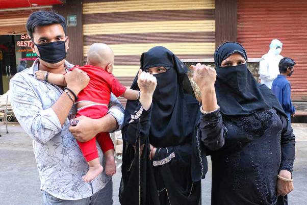 अजमेर के दरगाह बाजार में कोविड-19 के सकारात्मक मामले सामने आने के बाद क्वारेंटाइन किए गए परिवार के सदस्य अपने हाथ में लगे स्टैंप को दिखाते हुए