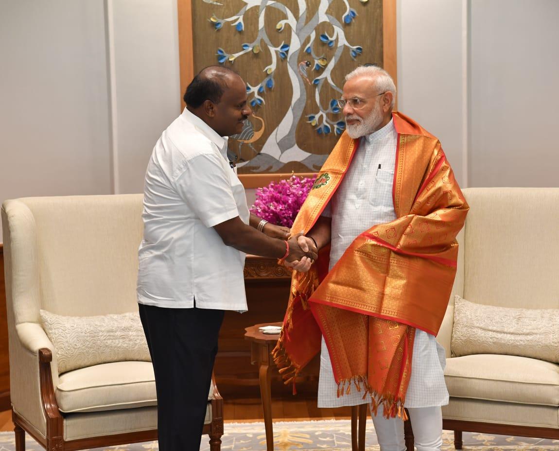 कर्नाटक के मुख्यमंत्री एच.डी. कुमारस्वामी ने नरेंद्र मोदी से मुलाकात कर उन्हें प्रधानमंत्री के रूप में फिर से चुने जाने के लिए बधाई दी।