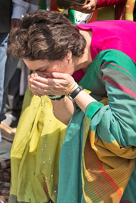 संगम पर प्रार्थना के बाद गंगा नदी का पानी पीतीं कांग्रेस की राष्ट्रीय महासचिव प्रियंका गांधी