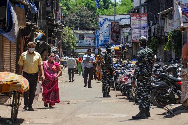 मुंबई के धारावी में लॉकडाउन के दौरान कोरोना वायरस के प्रसार पर अंकुश लगाने के लिए कुंभारवाड़ा निवासियों से घर में रहने की अपील करते सीआईएसएफ के जवान