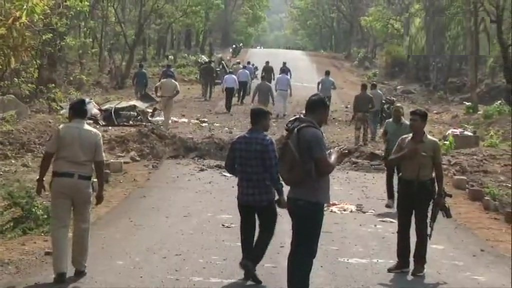 गढ़चिरौली नक्सली हमले के एक दिन बाद घटना स्थल पर जांच के लिए पहुंचे डीजीपी, आईजी, एसपी, कलेक्टर और नक्सल विरोधी ऑपरेशन के अधिकारी