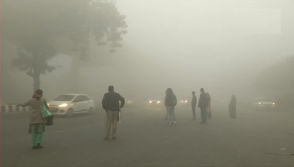 दिल्ली: कड़ाके की ठंड और कोहरा