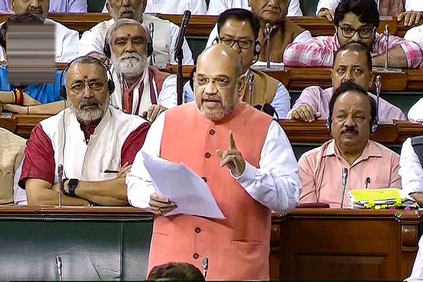 लोकसभा में अनुच्छेद 370 पर चर्चा करते केंद्रीय गृह मंत्री अमित शाह
