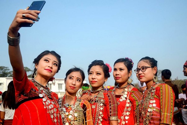 त्रिपुरा के अगरतला में 42वें कोकबोरोक दिवस के दौरान पारंपरिक परिधान में सेल्फी क्लिक करती आदिवासी लड़कियां