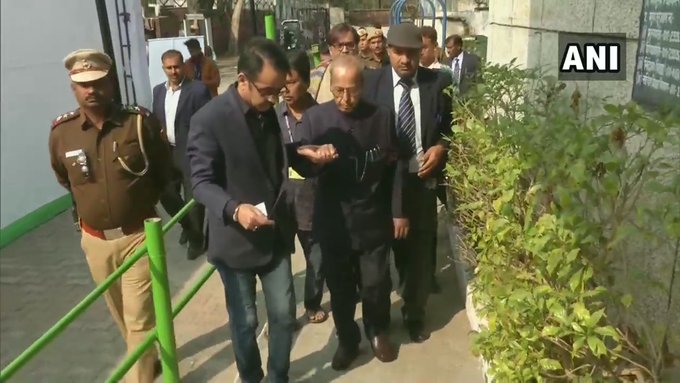 पूर्व राष्ट्रपति प्रणब मुखर्जी नई दिल्ली निर्वाचन क्षेत्र के कामराज लेन स्थित एक मतदान केंद्र पर वोट डालने जाते हुए