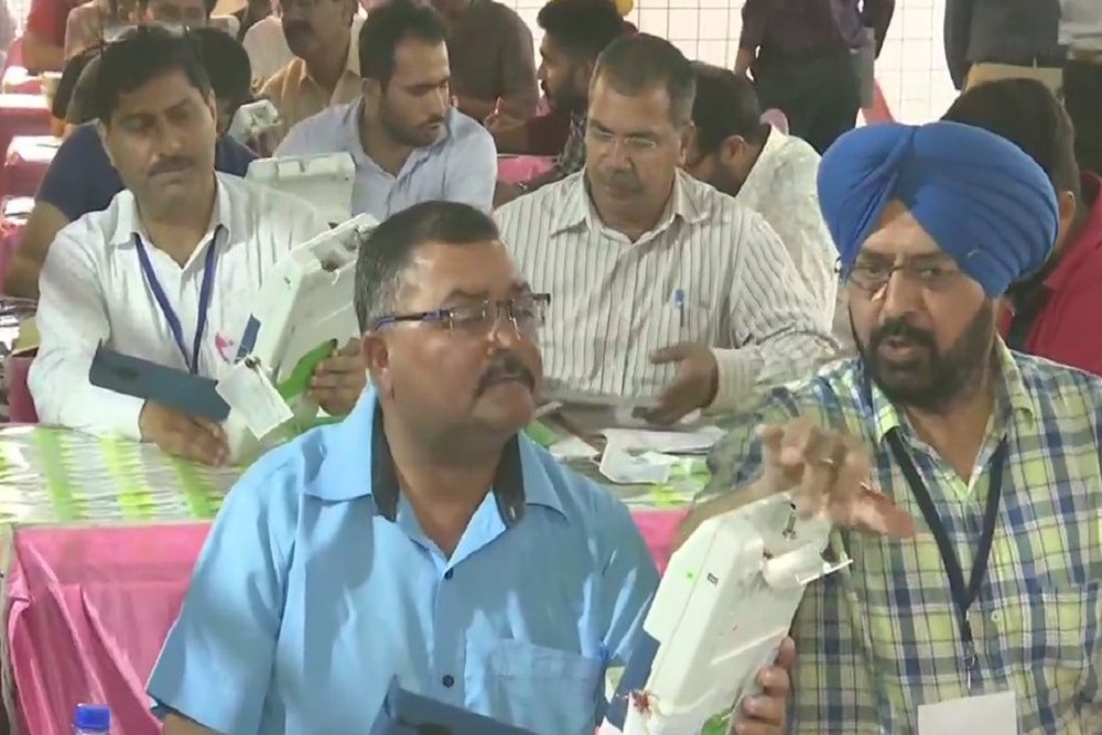 पंजाब के गुरदासपुर में वोटों की गिनती जारी,  बीजेपी के सनी देओल और कांग्रेस के सुनील जाखड़ के बीच मुकाबला