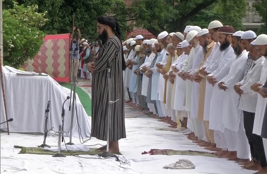 जम्मू में  ईद-उल-अजहा के दौरान नमाज अदा करते लोग