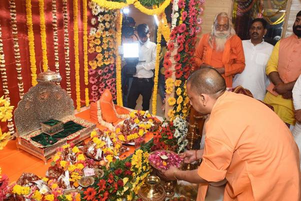 अयोध्या में अस्थाई मंदिर में प्रार्थना करते उत्तर प्रदेश के मुख्यमंत्री योगी आदित्यनाथ