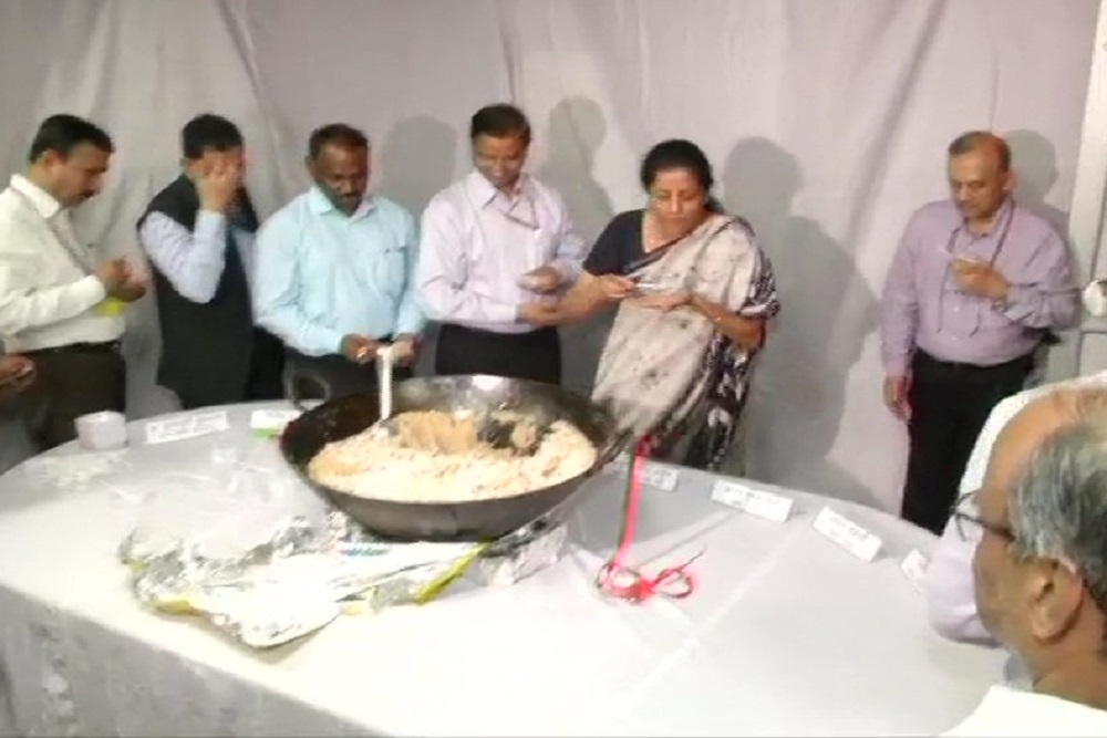 बजट दस्तावेज छपने से पहले 'हलवा सेरेमनी' में भाग लेतीं वित्त मंत्री निर्मला सीतारमण