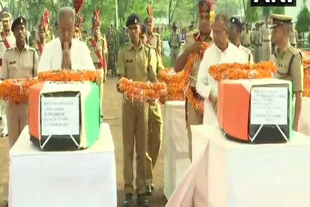 कांकेर के नक्सली हमले में शहीद हुए जवानों को श्रद्धांजलि देते छत्तीसगढ़ के मुख्यमंत्री भूपेश बघेल