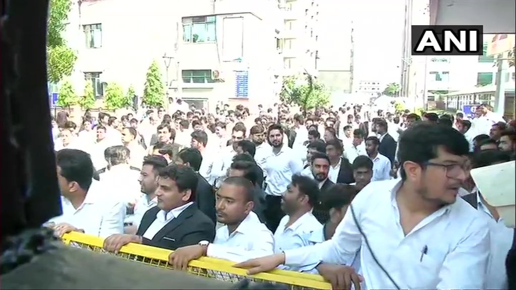 तीस हजारी हिंसा मामले को लेकर पुलिस के बाद दिल्ली की साकेत कोर्ट के बाहर विरोध करते वकील