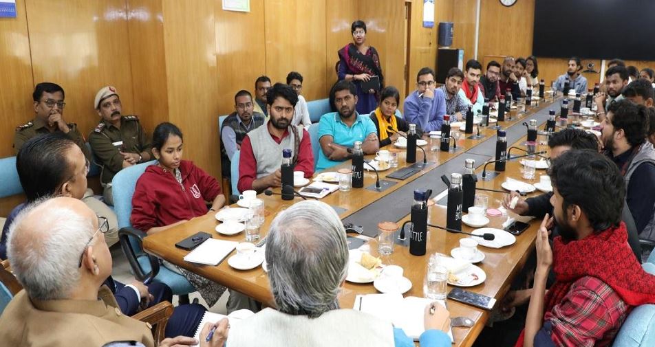 जेएनयू में फीस बढ़ोतरी से उठे विवाद के बीच मानव संसाधन विकास मंत्रालय की कमेटी से मुलाकात के दौरान जेएनयू के छात्र