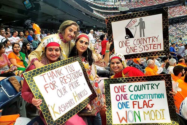 ह्यूस्टन में ‘हाउडी, मोदी’ कार्यक्रम के दौरान अपने पारंपरिक परिधान में कश्मीरी महिलाएं