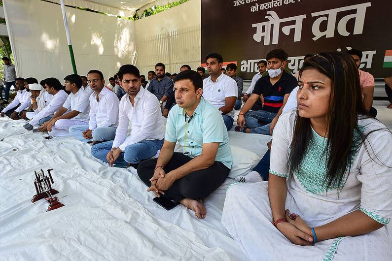 लखीमपुर खीरी हिंसा कांड में आरोपियों को सजा दिलाने की मांग को लेकर भारतीय युवा कांग्रेस कार्यकर्ताओं का 'मौन विरोध प्रदर्शन'