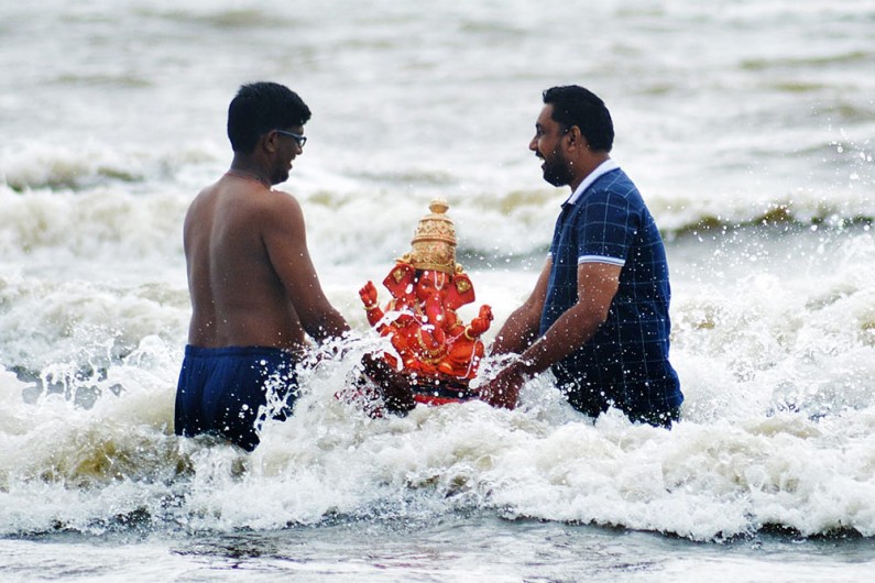 भक्तों ने मुंबई के बोरीवली स्थित गोरई बीच पर किया भगवान गणेश की मूर्ति का विसर्जन
