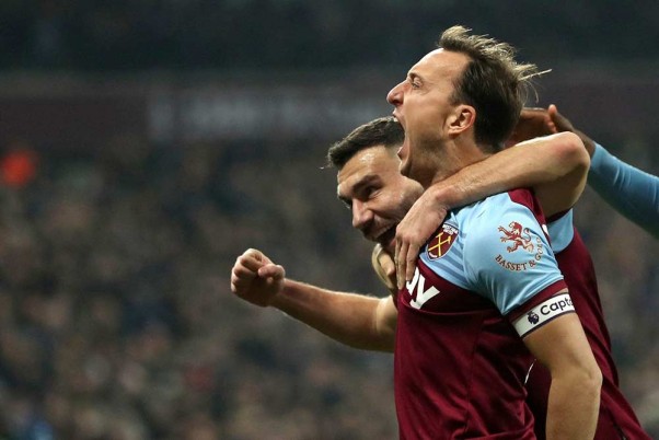 लंदन स्टेडियम में इंग्लिश प्रीमियर लीग फुटबॉल मैच के दौरान  बोर्नमाउथ के खिलाफ गोल करने के बाद जश्न मनाते हुए वेस्ट हैम युनाइटेड के मार्क नोबल