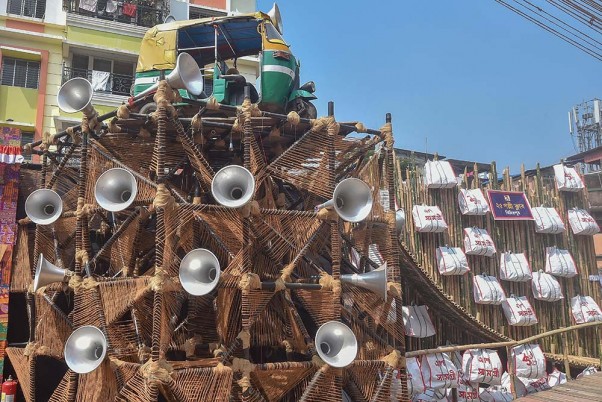 कोलकाता में दुर्गा पूजा उत्सव के दौरान कोविड-19 जागरूकता अभियानों का चित्रण करता एक कम्यूनिटी दुर्गा पूजा पंडाल