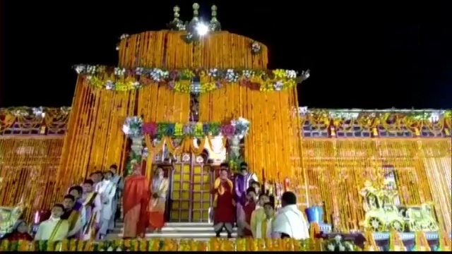 वैदिक मंत्रोच्चार और पूरे विधि विधान के साथ आज सुबह ब्रह्ममुहूर्त में खुले बदरीनाथ धाम के कपाट