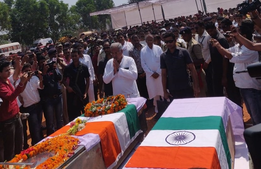 छत्तीसगढ़ के दंतेवाड़ा में नक्सली हमले में जान गंवाने वाले भाजपा विधायक भीमा मंडावी और चार पीएसओ जवानों को श्रद्धांजलि देते मुख्यमंत्री भूपेश बघेल