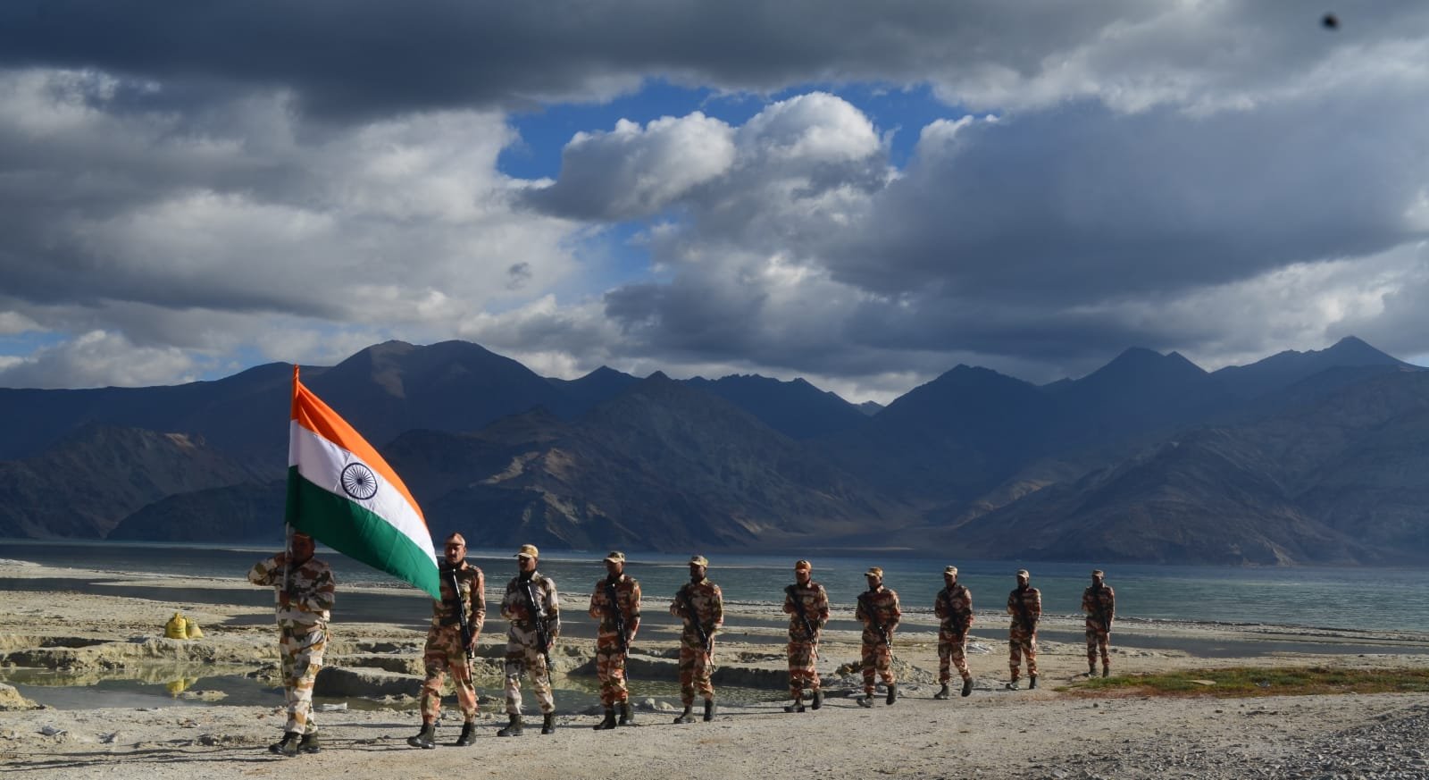 आईटीबीपी के जवानों ने 75वें स्वतंत्रता दिवस पर पैंगोंग त्सो के तट पर फहराया राष्ट्रीय ध्वज