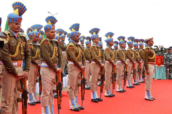 पिछले साल आज ही के दिन पुलवामा हमले में जान गंवाने वाले 40 सीआरपीएफ जवानों को श्रद्धांजलि देते जवान