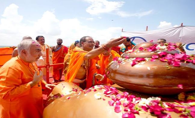 मध्य प्रदेश के मुख्यमंत्री शिवराज सिंह चौहान ने आदि गुरु शंकराचार्य की 108 फीट ऊँची प्रतिमा का किया अनावरण