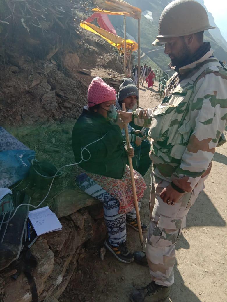 अमरनाथ यात्रा के दौरान सांस की तकलीफ से पीड़ित 25 से अधिक तीर्थयात्रियों को बालटाल मार्ग पर आईटीबीपी के जवानों द्वारा 12,000 फीट पर ऑक्सीजन दिया गया