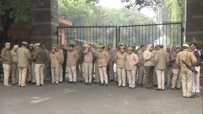 जेएनयू हिंसा के विरोध में आज मार्च निकालेंगे स्टूडेंट और टीचर, कैंपस के मेन गेट पर भारी सुरक्षाबल तैनात