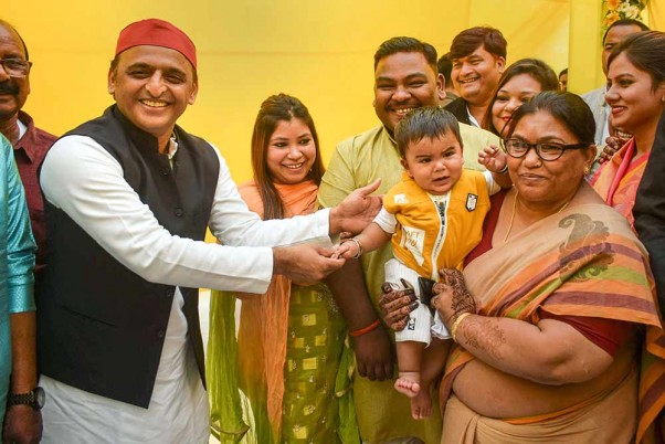 प्रयागराज में पूर्व विधायक विजमा यादव की बेटी के विवाह समारोह के दौरान समाजवादी पार्टी के अध्यक्ष अखिलेश यादव