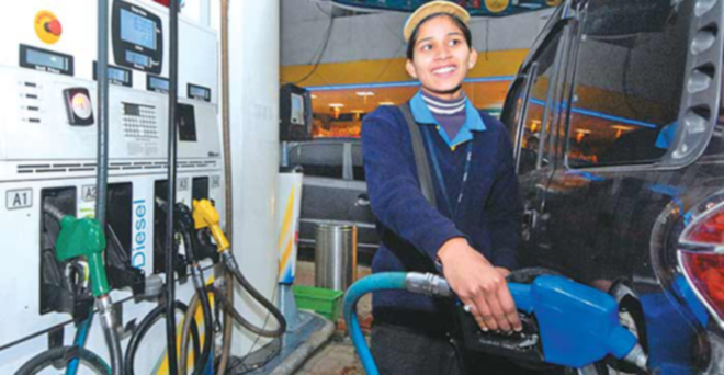 पेट्रोल 50 पैसे सस्ता हुआ