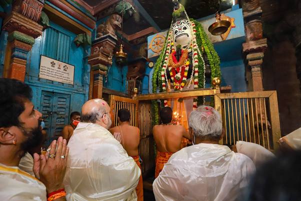 कन्याकुमारी के थानुमलयन मंदिर में पूजा-अर्चना करते केंद्रीय गृह मंत्री अमित शाह