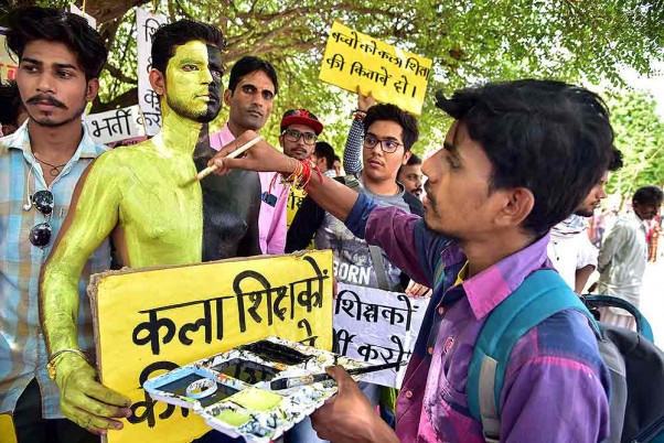 बीकानेर में सरकारी नौकरी की मांग को लेकर कुछ इस तरह विरोध प्रदर्शन करते फाइन आर्ट्स के छात्र