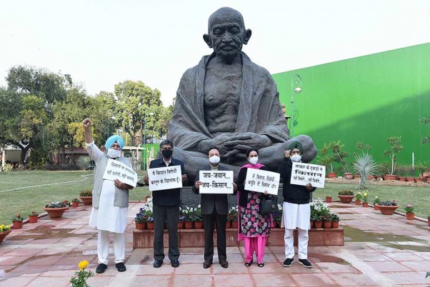 नई दिल्ली के संसद भवन में पंजाब के सांसदों द्वारा कृषि कानूनों के विरोध में प्रदर्शन