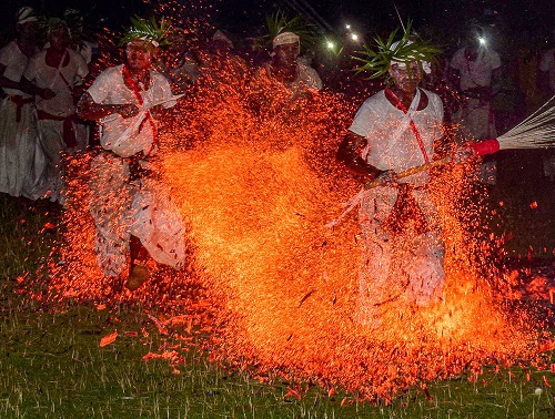 असम के गोलपारा जिले में  बैखो त्योहार के दौरान कोयले पर चलते राभा आदिवासी समुदाय से संबंधित पुजारी