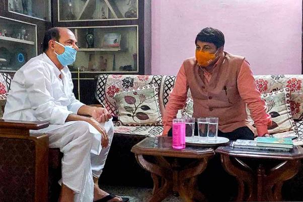 पटना में दिवंगत बॉलीवुड अभिनेता सुशांत सिंह राजपूत के पिता कृष्ण कुमार सिंह से मुलाकात करते भाजपा सांसद मनोज तिवारी