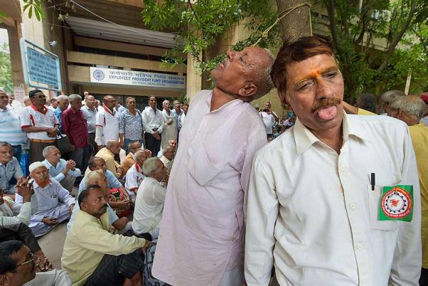 नई दिल्ली में कर्मचारी भविष्य निधि संगठन (ईपीएफओ) के प्रधान कार्यालय के पास भुगतान की मांग को लेकर विरोध प्रदर्शन करते पेंशनभोगी