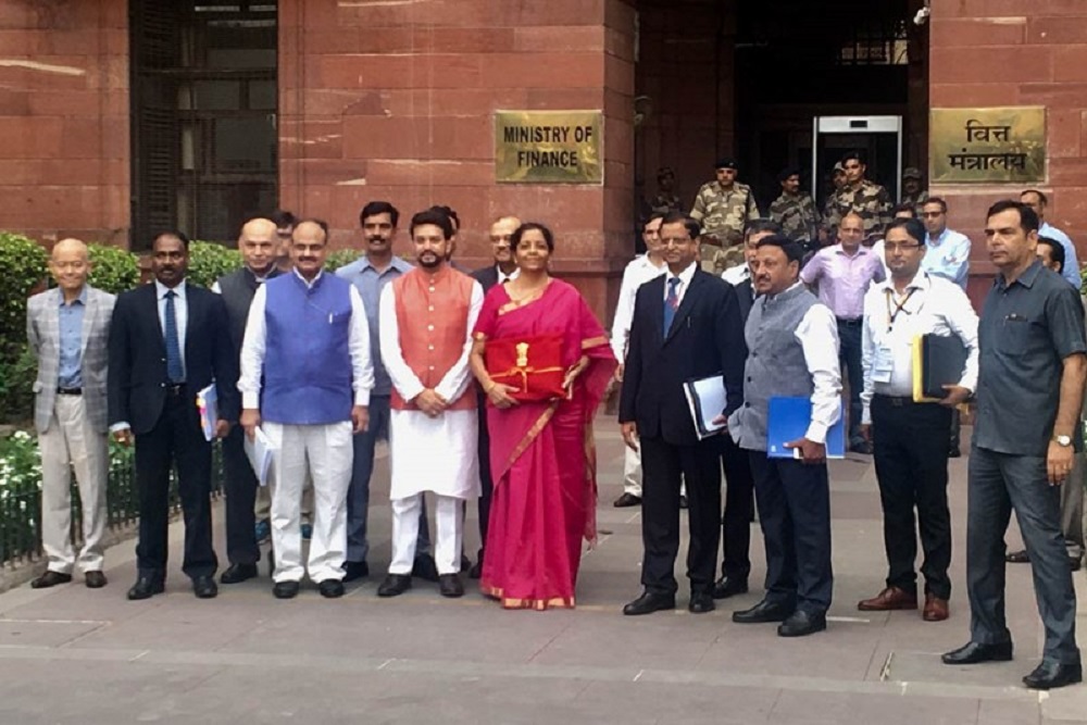 हर बार जब बजट की तस्वीर आती है तब वित्त मंत्री के हाथ में एक ब्रीफकेस रहता है। लेकिन इस बार वित्त मंत्री निर्मला सीतारमण के हाथ में एक मखमली लाल कपड़ा नजर आया जिसमें बजट की कॉपी बंद है।