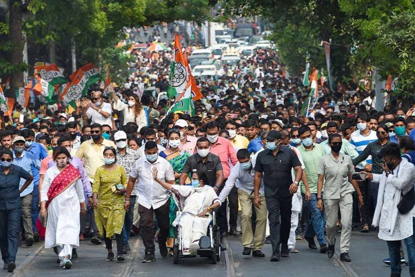 कोरोना महामारी के बीच कोलकाता में विधानसभा चुनावों के प्रचार के दौरान मुख्यमंत्री ममता बनर्जी का रोडशो