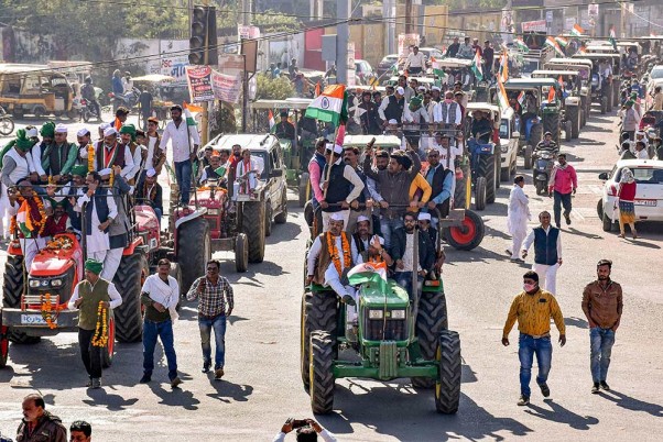 मध्यप्रदेश में कांग्रेस कार्यकर्ताओं ने कृषि कानूनों के विरोध में निकाली 'ट्रैक्टर रैली'