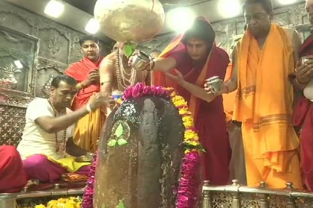 मध्य प्रदेश  के उज्जैन में महाकालेश्वर मंदिर में पूजा करती प्रियंका गांधी वाड्रा
