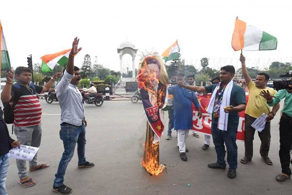 लद्दाख की गलवान घाटी में भारत और चीन के बीच हुई हिंसक झड़प के बाद पटना में चीनी राष्ट्रपति शी जिनपिंग का पुतला जलाते LJP के कार्यकर्ता