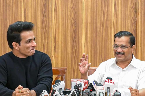 नई दिल्ली में बॉलीवुड अभिनेता सोनू सूद के साथ मुख्यमंत्री अरविंद केजरीवाल