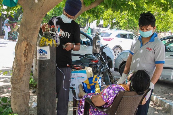 गुरुग्राम में कोविड-19 मरीजों को मुफ्त में ऑक्सीजन सिलेंडर उपलब्ध कराता एक एनजीओ