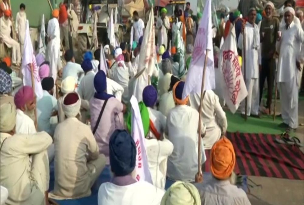 संयुक्त किसान मोर्चा के भारत बंद के आव्हान पर किसान प्रदर्शनकारियों द्वारा सिंघू बॉर्डर पर जाम