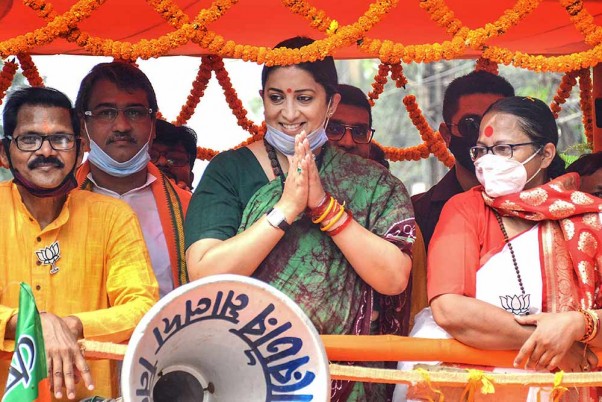 मालदा में विधानसभा चुनावों के दौरान रोड शो करते भाजपा केंद्रीय मंत्री और स्मीति ईरानी